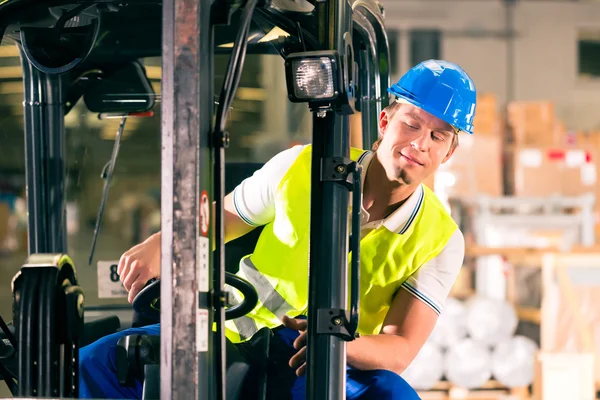 Vorkheftruckchauffeur bij magazijn van doorvoer — Stockfoto