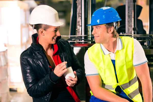 Gabelstaplerfahrer und Aufseher im Lager — Stockfoto