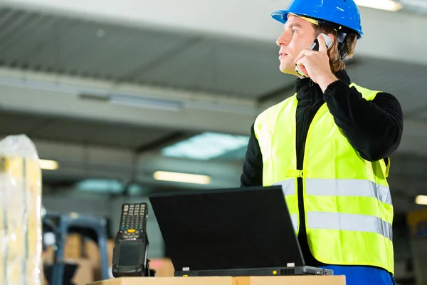 Arbeiter mit Scanner und Laptop bei der Weiterleitung — Stockfoto