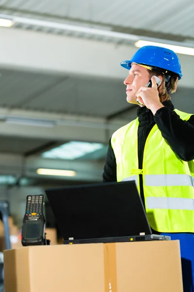 Travailleur avec scanner et ordinateur portable à l'expédition — Photo