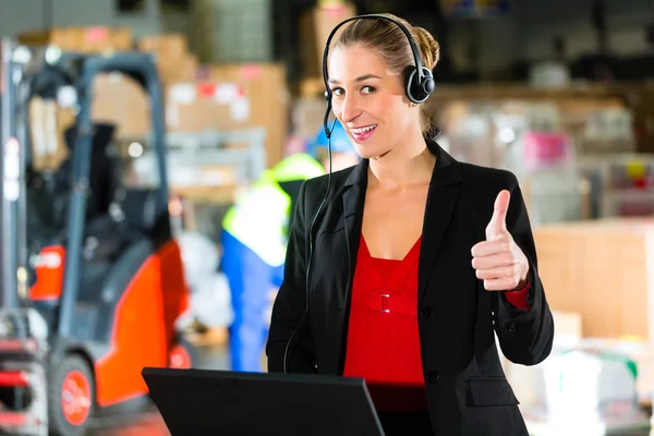 Dispatcher using headset at warehouse of forwarding — 图库照片
