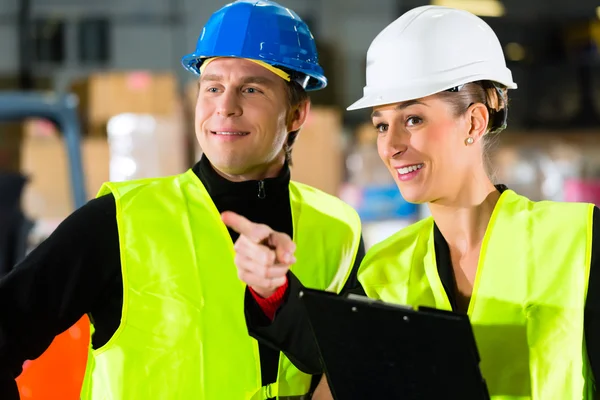 Gabelstaplerfahrer und Aufseher im Lager — Stockfoto