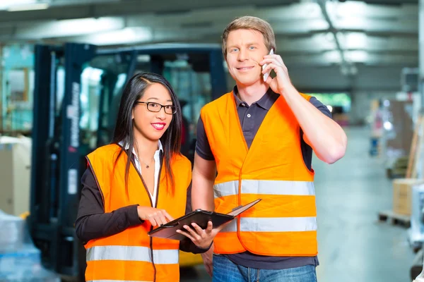 Forklift driver and supervisor at warehouse — Stock Photo, Image