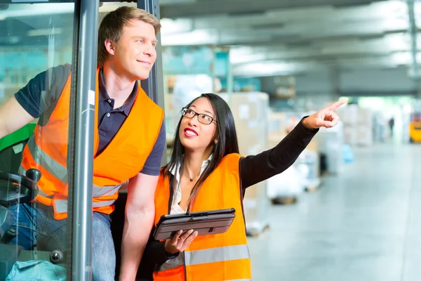 Forklift driver and supervisor at warehouse — Stock Photo, Image