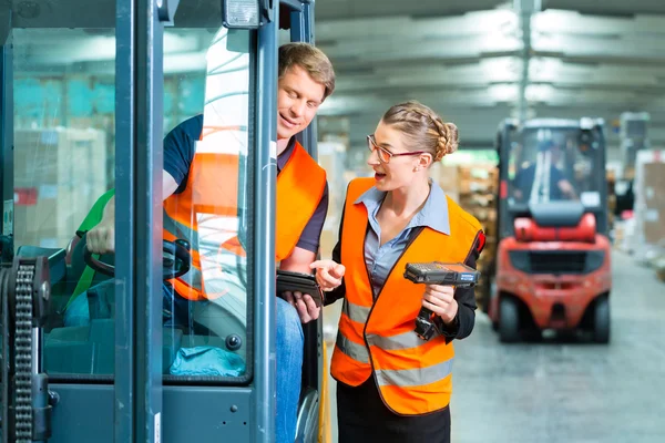 Forklift driver and supervisor at warehouse — Stock Photo, Image