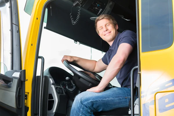 Transitaire ou chauffeur de camion dans le chapeau de conducteurs — Photo