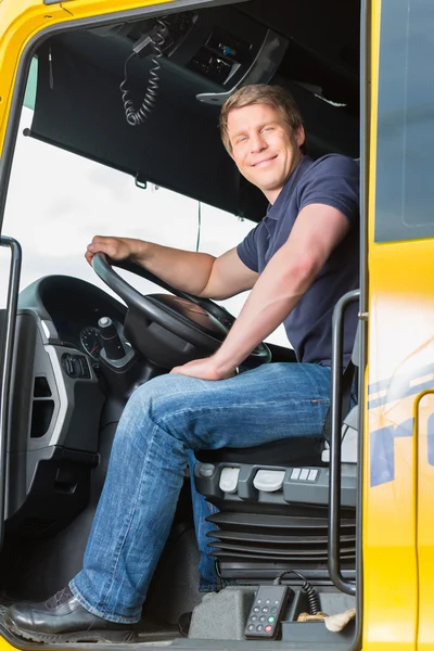 Spedytor lub kierowca ciężarówki w czapce kierowcy — Zdjęcie stockowe