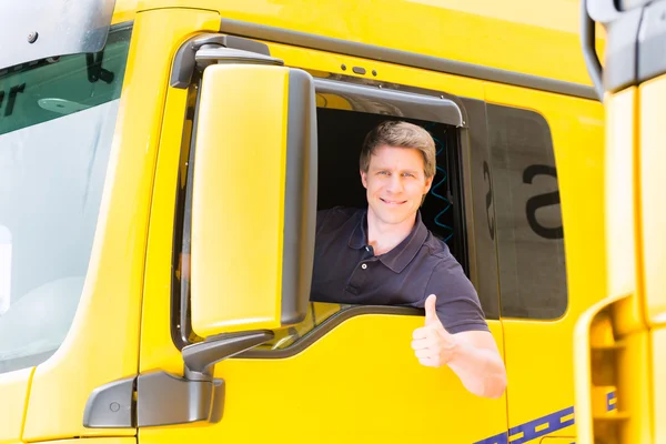 Sürücü şapkalı bir iletici ya da kamyon şoförü