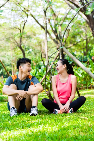 Pareja teniendo descanso en durante el entrenamiento deportivo — Foto de Stock