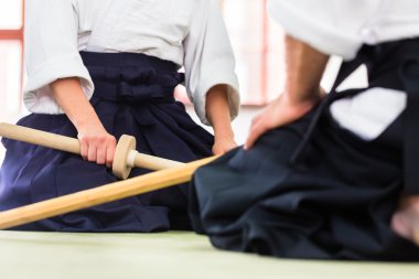 Erkek ve kadın Aikido kılıç kavga