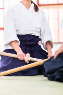 Erkek ve kadın Aikido kılıç kavga