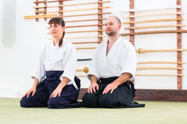 Öğretmen ve öğrenci Aikido dövüş sanatları okulu