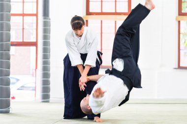 Erkek ve kadın Aikido dövüş sanatları okulda kavga