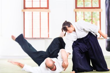 Erkek ve kadın Aikido dövüş sanatları okulda kavga
