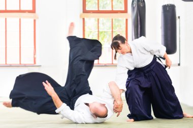 Erkek ve kadın Aikido dövüş sanatları okulda kavga