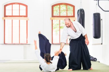 Erkek ve kadın Aikido dövüş sanatları okulda kavga