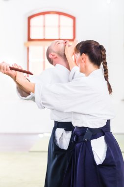 Erkek ve kadın Aikido bıçak kavga
