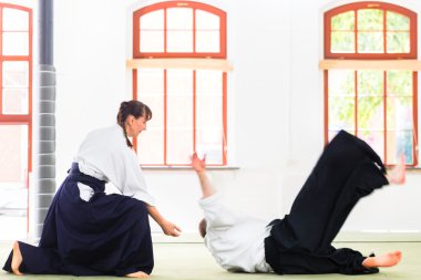 Aikido öğretmen ve öğrenci eğitim atma ve düşmeye devam ediyor