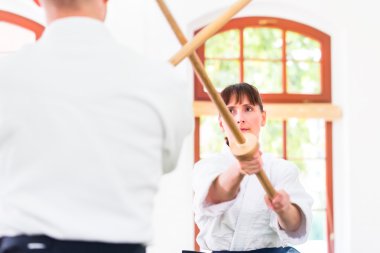 Erkek ve kadın Aikido kılıç kavga