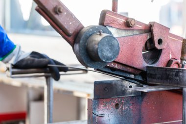 Metal makas ile kesme ustası