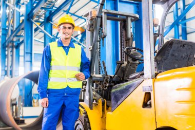 Üretim tesisi ayakta forklift sürücüsü