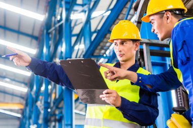 İşçi ve endüstriyel fabrikada forklift sürücüsü