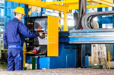 Makine Denetim Masası fabrikasında imalat işçisi