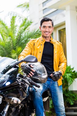 Asya genç adam ve onun motosiklet veya scooter
