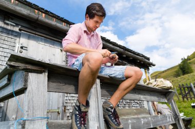 Alps - dağlar tirol kulübede oturan adam