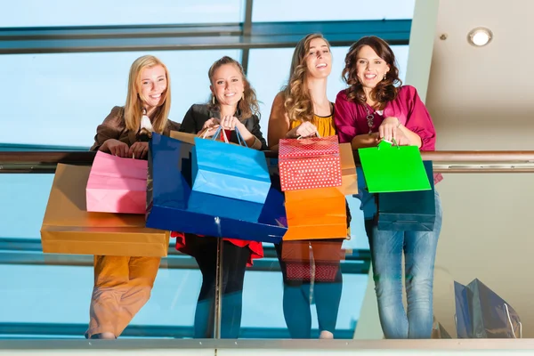 Чотири жінки друзі купують в торговому центрі — стокове фото