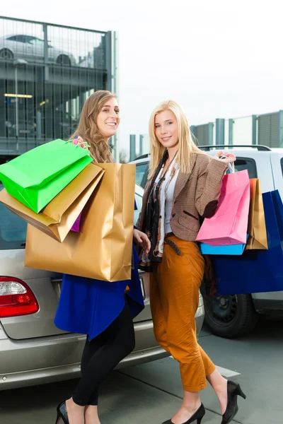 Duas mulheres estavam comprando e dirigindo para casa — Fotografia de Stock