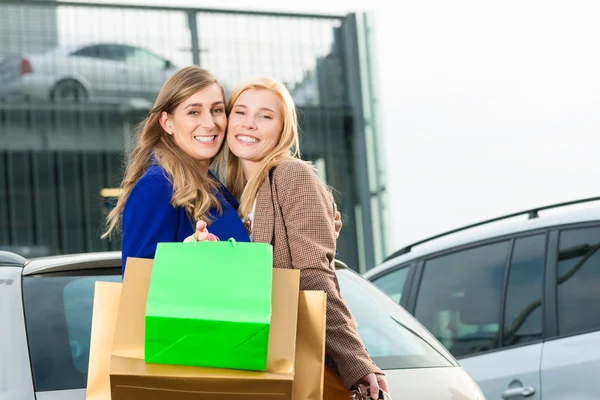 Δύο γυναίκες ψώνια και οδήγηση σπίτι — Φωτογραφία Αρχείου