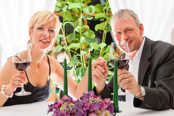 Senior couple eating dinner in restaurant — Stock Photo, Image