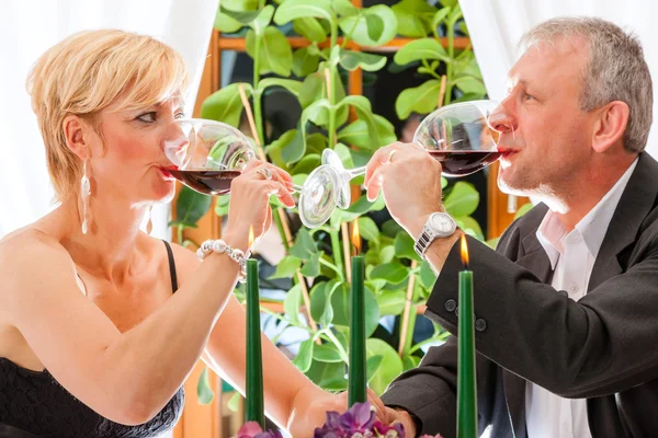 Senior couple eating dinner in restaurant — Stock Photo, Image