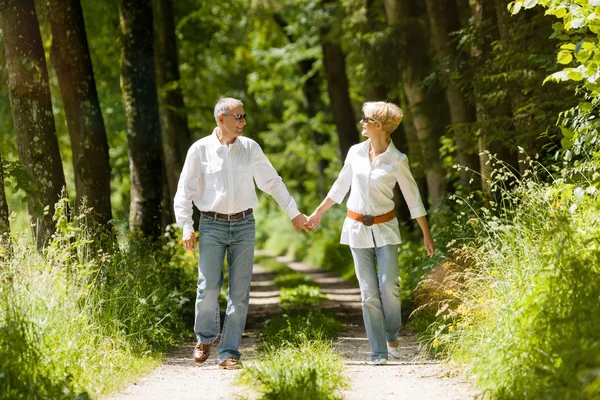 Šťastný starší pár venku běží — Stock fotografie