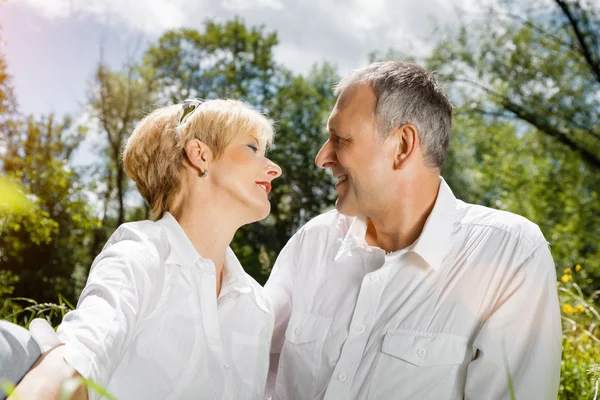 Seniorenpaar im Frühling im Freien — Stockfoto