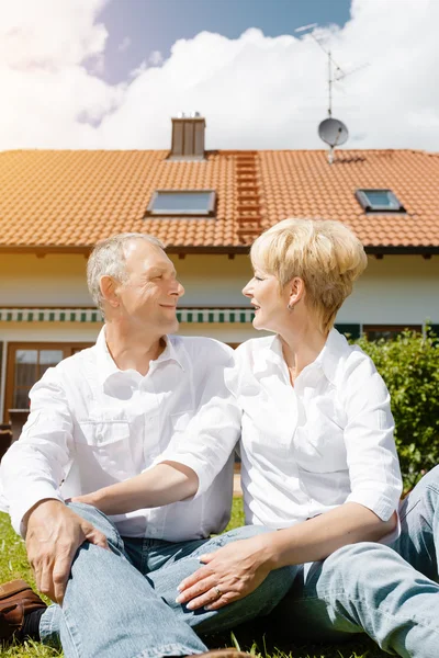 Seniorenpaar und ihr Gartenhaus — Stockfoto