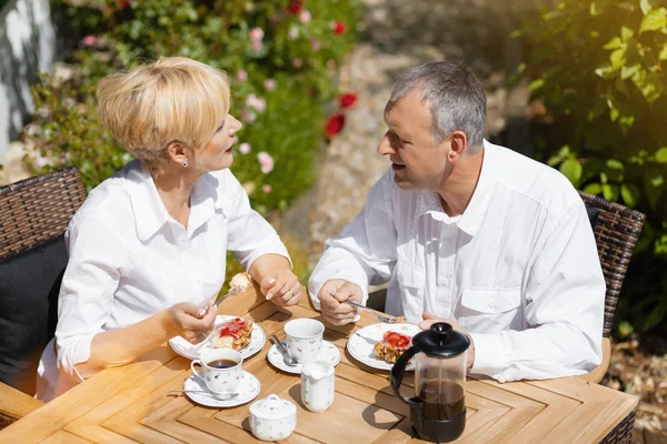 Couple sénior dans le jardin avec café — Photo