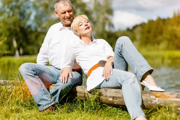 Feliz pareja de ancianos al aire libre en primavera — Foto de Stock