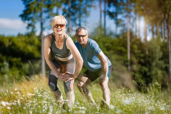 Pareja mayor haciendo deporte al aire libre — Foto de Stock