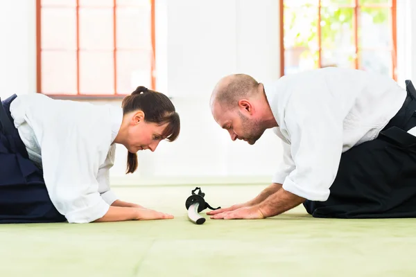 Aikido-Kampfsportlehrer und Schüler verbeugen sich — Stockfoto
