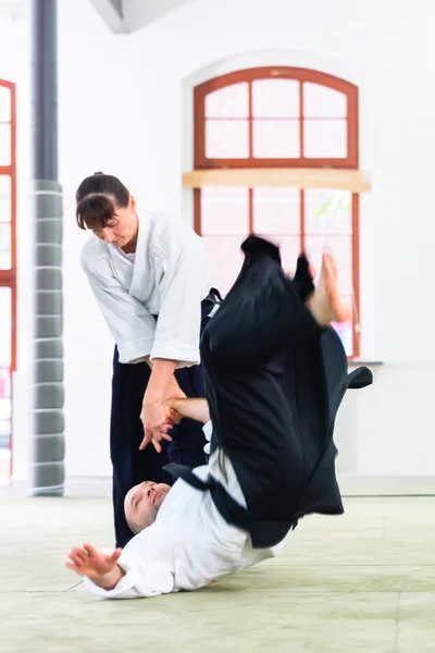 Homem e mulher lutando na escola de artes marciais Aikido — Fotografia de Stock