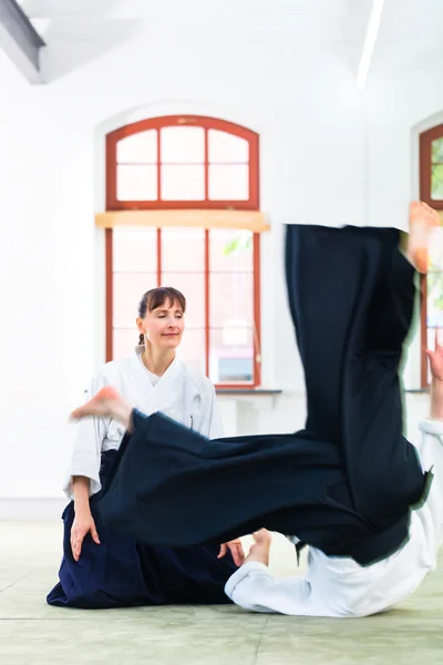 Aikido učitelka a student trénink házení a pádu — Stock fotografie