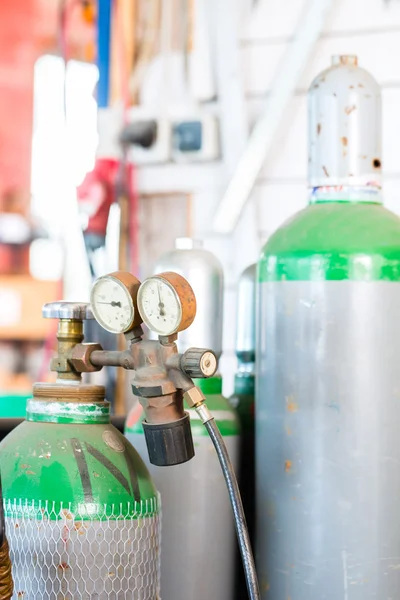 溶接機ガス ボトルとのワーク ショップ — ストック写真