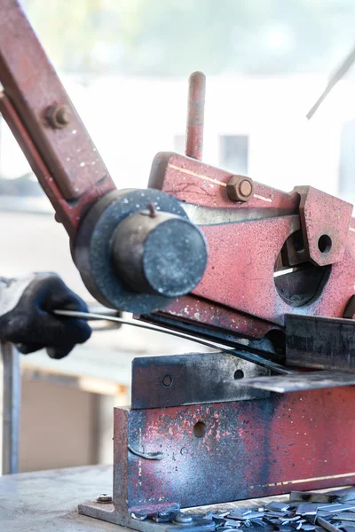 Artesano cortando Metal con cizalla —  Fotos de Stock