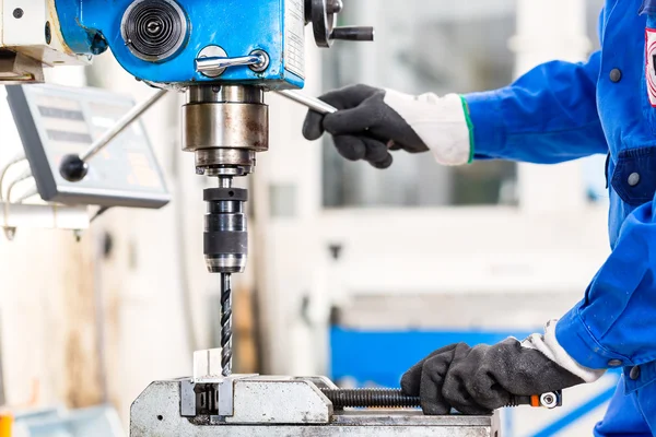 Handwerker bohrt Metall mit Bohrmaschine — Stockfoto