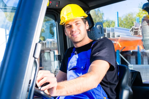 Bauarbeiter fahren Baustellentransporter oder Gabelstapler — Stockfoto