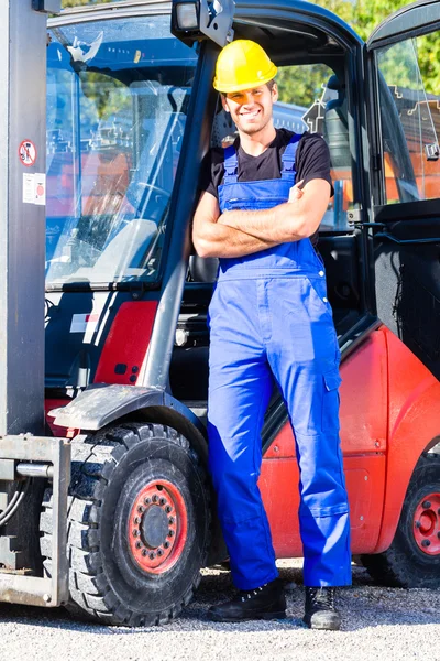 Bauarbeiter fahren Baustellentransporter oder Gabelstapler — Stockfoto