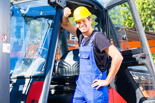 Bauarbeiter fahren Baustellentransporter oder Gabelstapler — Stockfoto