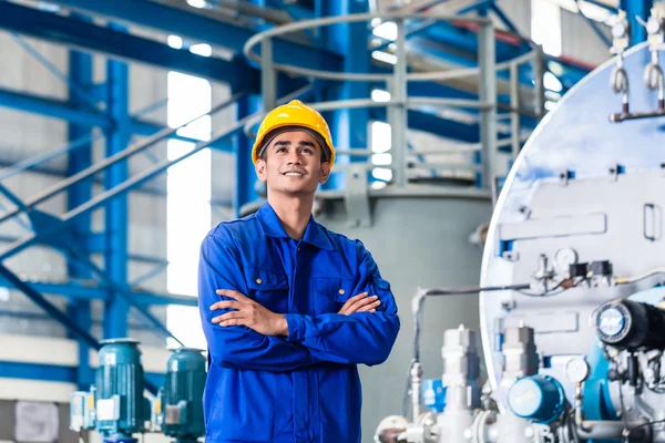 Orgulhoso trabalhador asiático na fábrica de produção — Fotografia de Stock